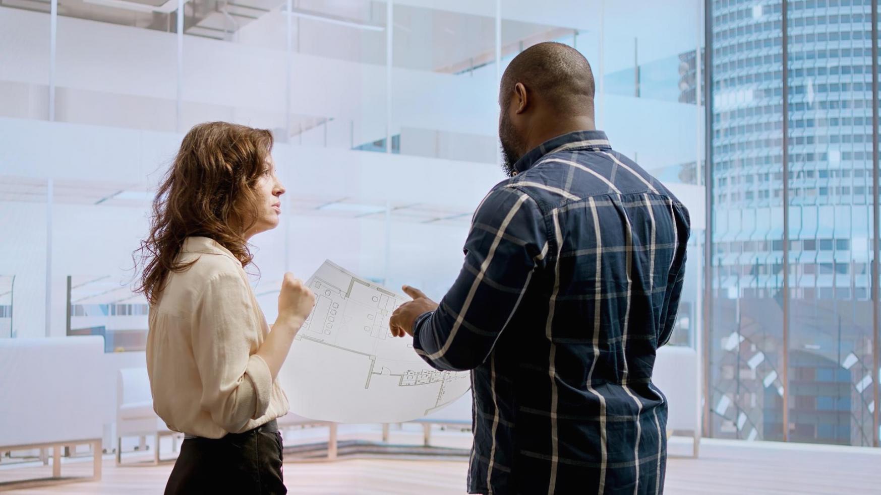 Professionelles Beratungsgespräch zwischen Finanzberater und Kunde