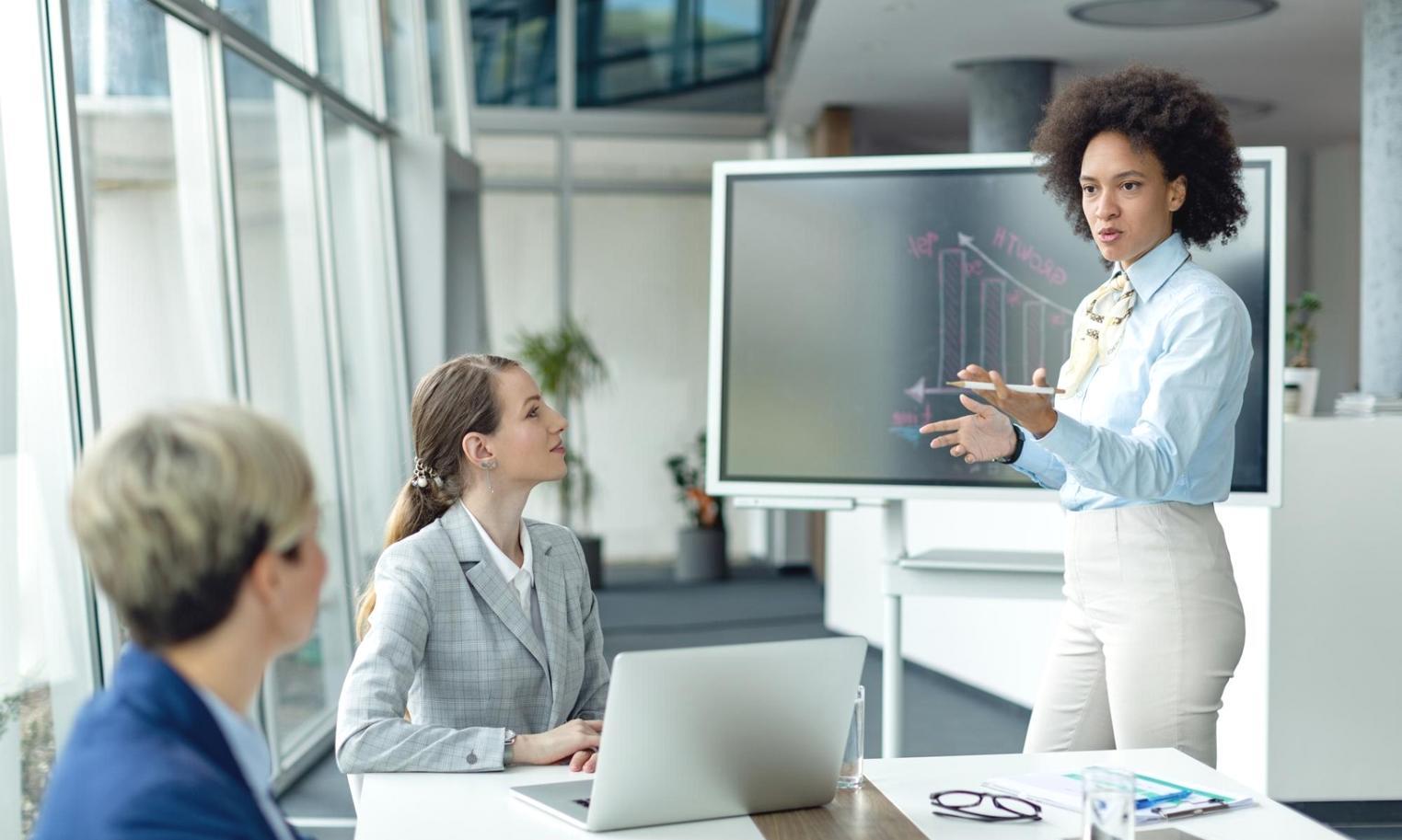 Professionelle Finanzberatung in modernem Büroumfeld