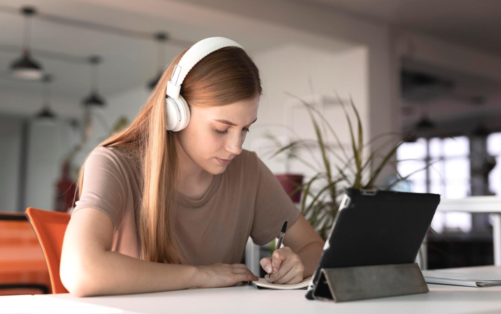 Moderne Büroumgebung mit Menschen in Diskussion
